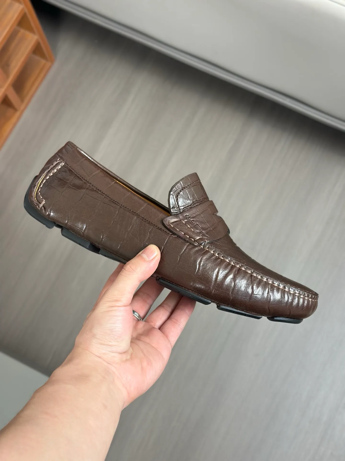 Batch 840, original order quality, new counter model, Ferragamo handmade men's driving shoes, bean shoes, slip-on shoes, lazy shoes, exquisite hand-stitching, workmanship details comparable to counters, original rubber outsole, imported cowhide from Italy, pressed water corrugated water-dyed cowhide lining, 39-44 large quantities in stock (38, 45 custom-made, non-refundable)